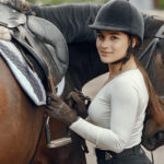 Der Reithelm bietet beim Umgang mit einem Pferd umfassenden Schutz.